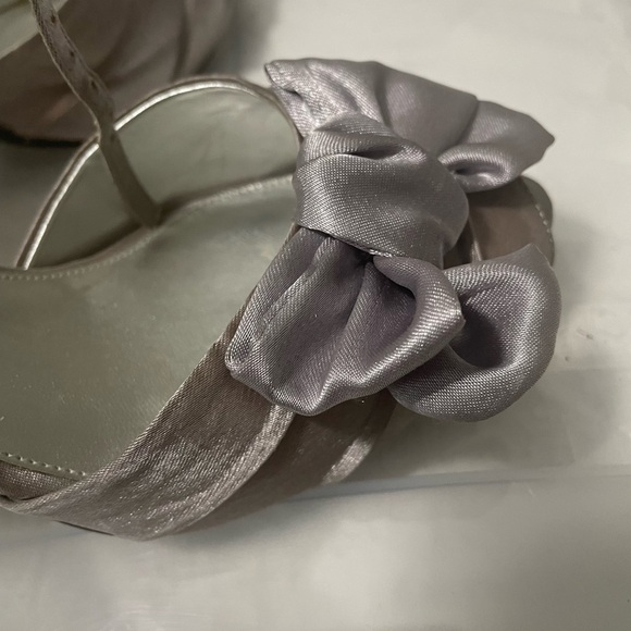 Nina New York silver with lavender hue satin ankle strap heels. Bows - Picture 7 of 11